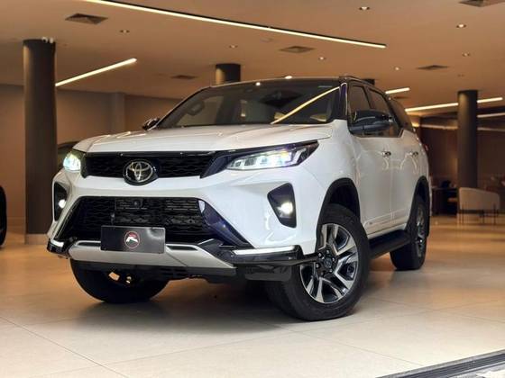 TOYOTA HILUX SW4 2.8 D-4D TURBO DIESEL DIAMOND 7L 4X4 AUTOMÁTICO